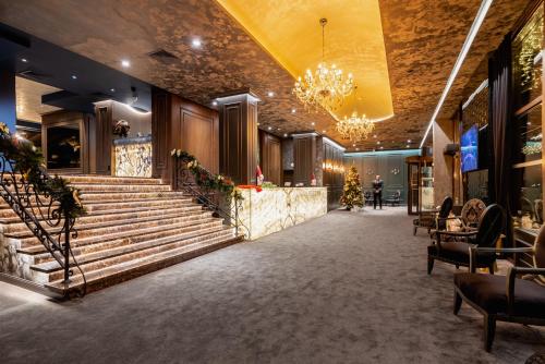 una hall di un edificio con scale e lampadario pendente di Premier Luxury Mountain Resort a Bansko