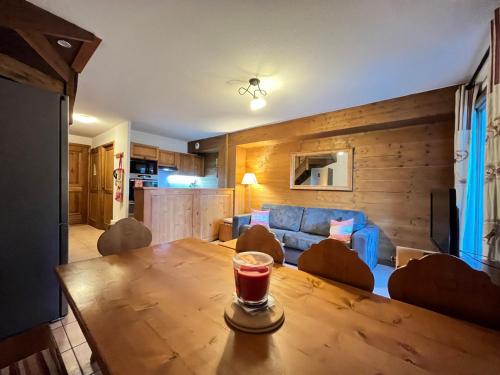 ein Wohnzimmer mit einem Tisch und einem Sofa in der Unterkunft Appartement triplex avec piscine, parking, animaux acceptés - FR-1-624-169 in Samoëns