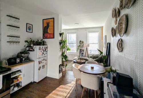 une cuisine et une salle à manger avec une table et une chambre dans l'établissement Union Square Sanctuary - Chic One Bedroom Retreat in Downtown Manhattan, à New York