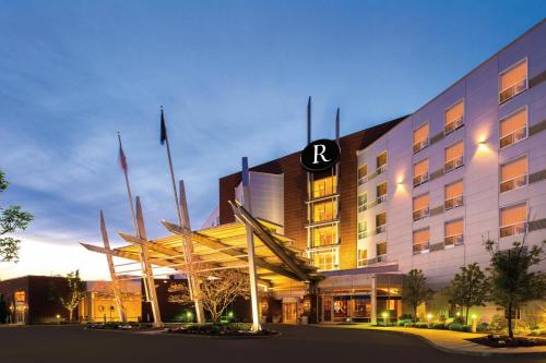 un hotel con un cartello sulla parte anteriore di Renaissance Boston Patriot Place Hotel a Foxborough