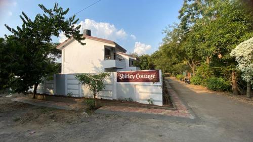 un edificio con una señal delante de él en shirley cottage, en Daulatābād