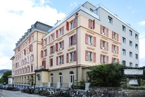 un grande edificio con biciclette parcheggiate di fronte di VISIONAPARTMENTS Rue des Communaux - contactless check-in a Vevey