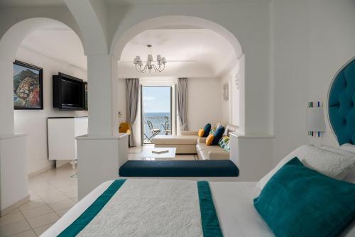 Camera con letto e soggiorno. di Hotel Eden Roc a Positano