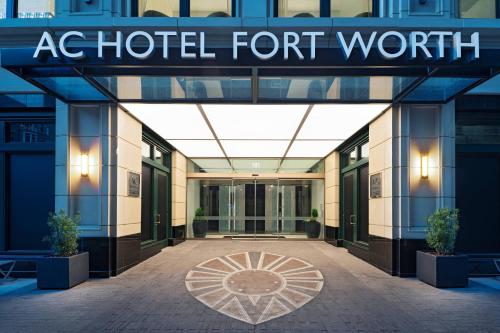 un edificio con un cartello che legge audiologo per valore di AC Hotel by Marriott Fort Worth Downtown a Fort Worth