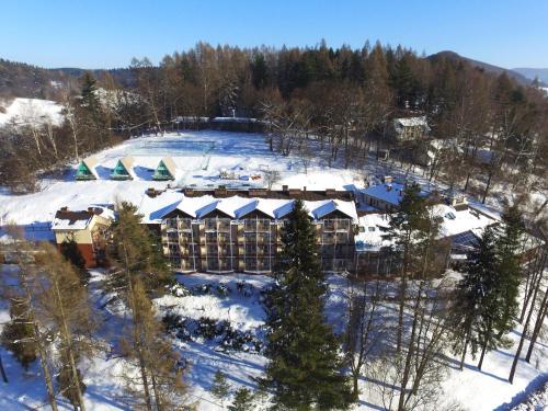 una vista aerea di un resort sulla neve di Hotel Solina Resort & Spa a Solina