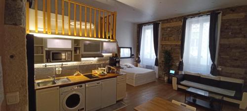 A kitchen or kitchenette at LOGE DE L'OPERA