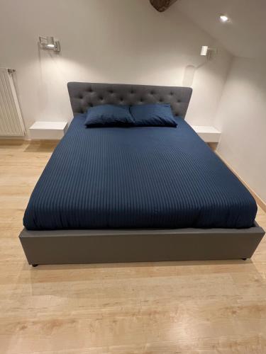 1 cama en un dormitorio con colchón azul en Appartement LesTiercelins, en Nancy