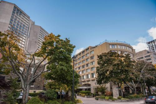 un gruppo di edifici alti in una città di Courtyard by Marriott Halifax Downtown a Halifax