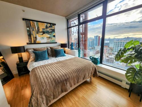 En eller flere senger på et rom på Luxury Downtown Vancouver Suite