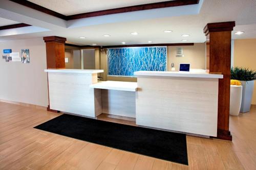 een lobby met een wit aanrecht met een raam bij Fairfield Inn & Suites Merrillville in Merrillville