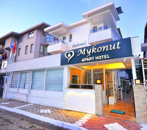 Mykonut Apart Hotel في فتحية: عمارة سكنية عليها لافتة تقول فندق Mymontark