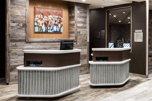 Courtyard by Marriott Fort Worth Historic Stockyards tesisinde lobi veya resepsiyon alanı