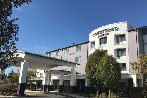 een hotel met een bord aan de voorzijde bij Courtyard Bethlehem Lehigh Valley/I-78 in Bethlehem