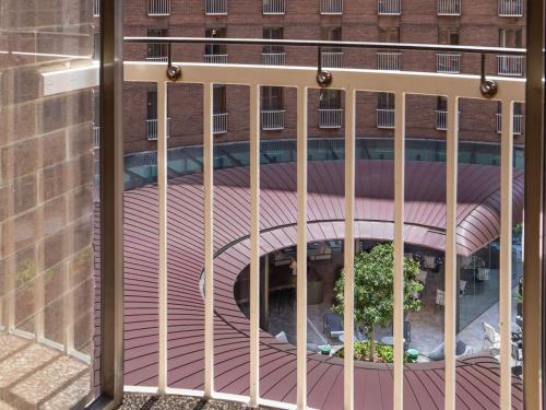 Balcony o terrace sa Sofitel Sydney Wentworth