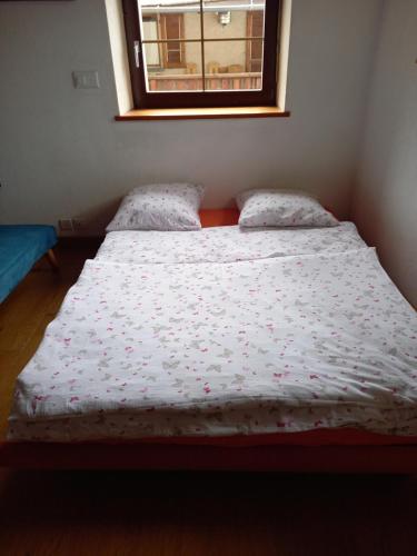 A bed or beds in a room at Au pied de la Tour