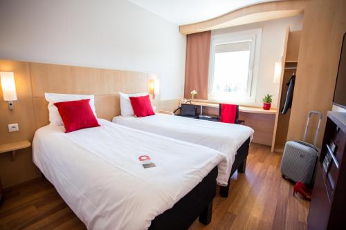 Llit o llits en una habitació de Ibis Hotel Plzeň