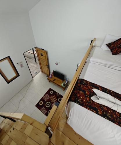 - une chambre avec un lit et du parquet dans l'établissement Jogja Amor Hotel, à Demangan