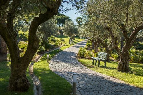 Un jardín fuera de Kimpton Atlantico Algarve, an IHG Hotel