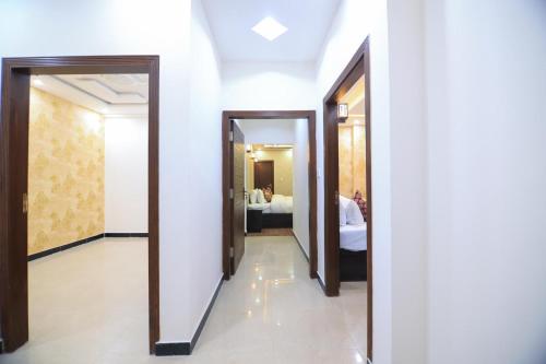 เตียงในห้องที่ Galaxy Inn Hotel & Appartments