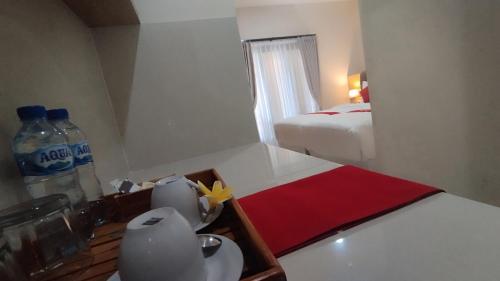 Ліжко або ліжка в номері Puri Rama Guest House Denpasar Bali