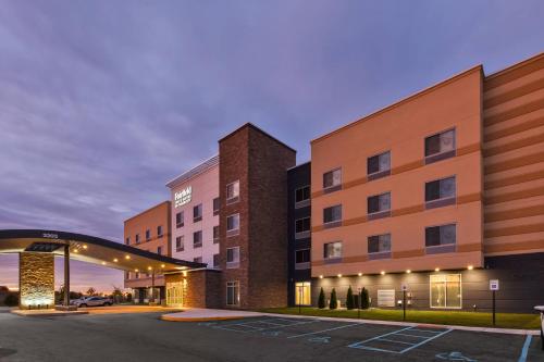 uma prestação de um hotel com estacionamento em Fairfield Inn & Suites by Marriott Kalamazoo em Kalamazoo