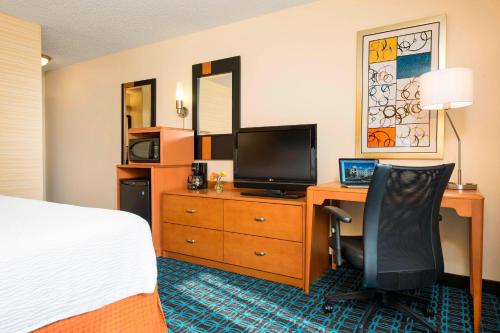 Fairfield Inn & Suites by Marriott Bloomington tesisinde bir televizyon ve/veya eğlence merkezi