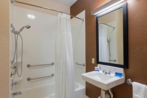 Fairfield Inn & Suites by Marriott Bloomington tesisinde bir banyo