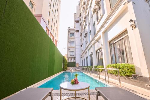 A piscina localizada em Le Haute Hotel Hai Phong ou nos arredores