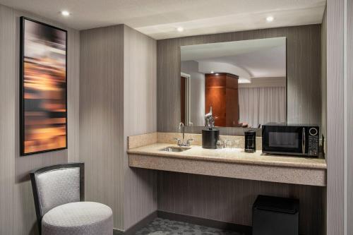 bagno con lavandino e forno a microonde di Courtyard by Marriott Edmonton West a Edmonton