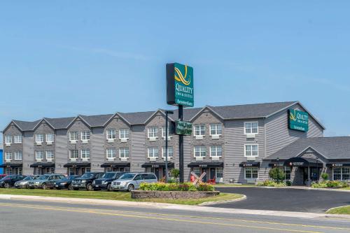 ein Hotel mit Autos auf einem Parkplatz in der Unterkunft Quality Inn & Suites Amsterdam in Fredericton