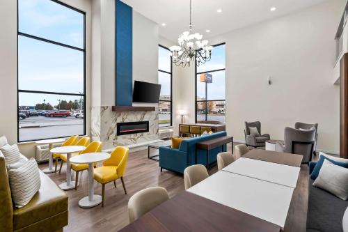 A seating area at Comfort Inn & Suites Salt Lake City I-80 I-15 Downtown