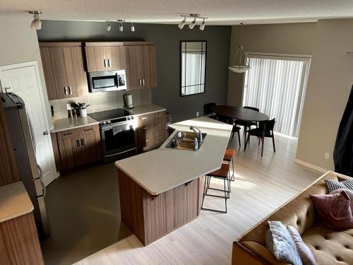 cocina y sala de estar con sofá y mesa en Cozy 3 Bedroom home, en Spruce Grove