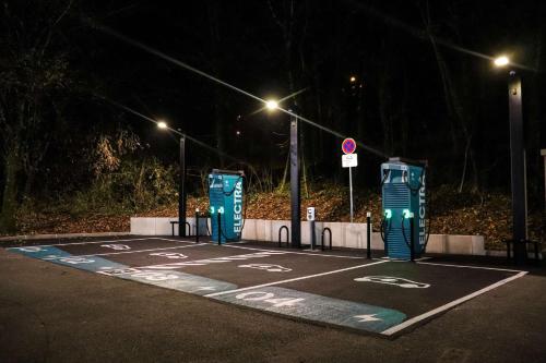 ein Parkplatz in der Nacht mit zwei Parkuhren in der Unterkunft Campanile Annecy - Cran Gevrier in Annecy