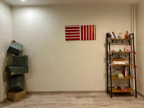 um quarto com uma parede com uma bandeira americana em Energy home em Narva