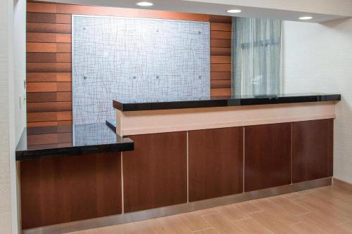 vestíbulo con encimera de cristal y pared de madera en Fairfield Inn & Suites Chicago Tinley Park, en Tinley Park