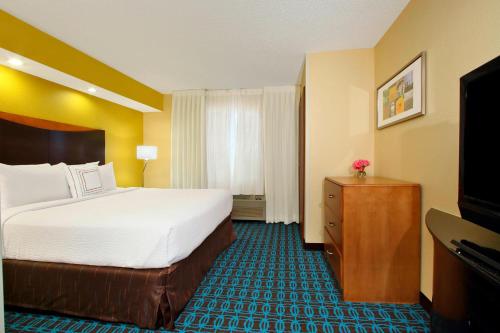 Lova arba lovos apgyvendinimo įstaigoje Fairfield Inn & Suites Colorado Springs South