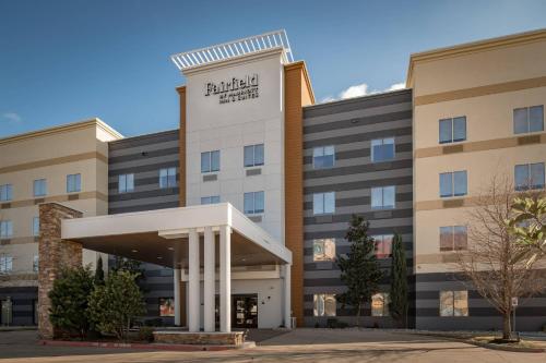 Fairfield Inn & Suites Fort Worth Northeast في هورست: واجهة الفندق