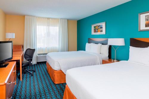 מיטה או מיטות בחדר ב-Fairfield Inn & Suites Kansas City Lee's Summit