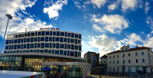 een gebouw met een hotelprijsbord erop bij Hotel Kras in Postojna