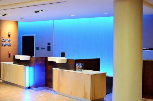 eine Lobby mit zwei Schreibtischen und einer blauen Wand in der Unterkunft Fairfield Inn & Suites by Marriott Omaha Northwest in Omaha