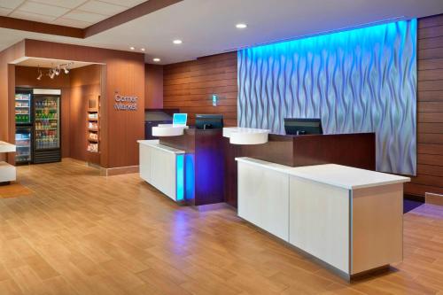 een lobby van een winkel met witte toonbanken en blauw bij Fairfield by Marriott Niagara Falls in Niagara Falls