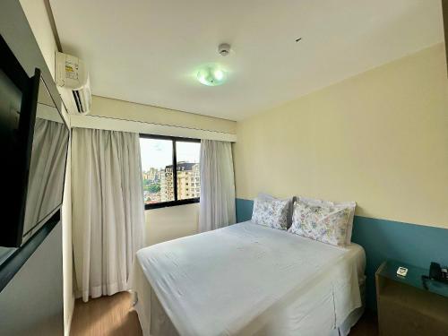 - une petite chambre avec un lit et une fenêtre dans l'établissement The Palace TV Giratória Limpeza Diária UH1303, à São Paulo