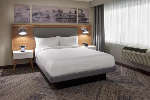 Habitación de hotel con cama grande y ventana en Four Points by Sheraton Windsor Downtown, en Windsor