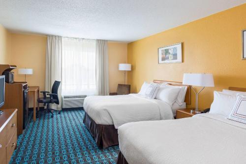 A bed or beds in a room at Fairfield Inn and Suites Valparaiso