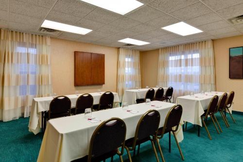 sala konferencyjna ze stołami i krzesłami w obiekcie Residence Inn Chicago Southeast/Hammond, IN w mieście Hammond