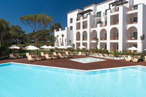 Poolen vid eller i närheten av Pine Cliffs Ocean Suites, a Luxury Collection Resort & Spa, Algarve