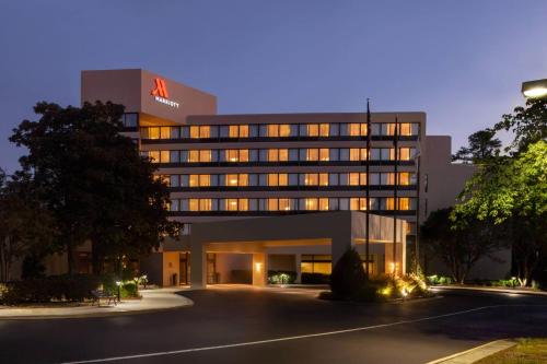 ein Bürogebäude mit einer beleuchteten Fassade in der Nacht in der Unterkunft Marriott Raleigh Durham Research Triangle Park in Durham