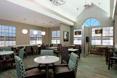 ห้องอาหารหรือที่รับประทานอาหารของ Residence Inn Colorado Springs South