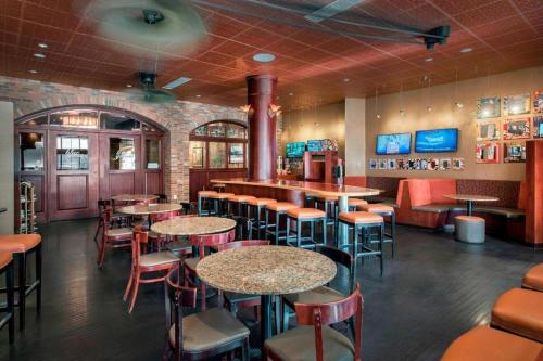 Area lounge atau bar di Fairfield Inn & Suites Baltimore Downtown/Inner Harbor