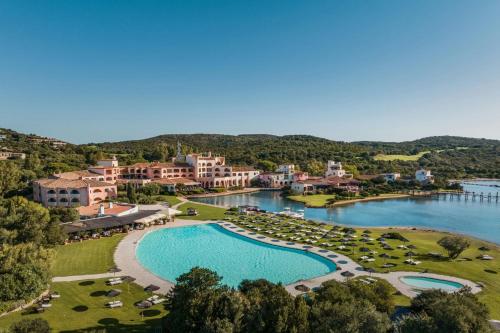 ポルト・チェルボにあるHotel Cala di Volpe, a Luxury Collection Hotel, Costa Smeraldaのプール付きのリゾートの空中ビュー